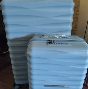 Brand new Samsonite Voltage dlx 2 piece set